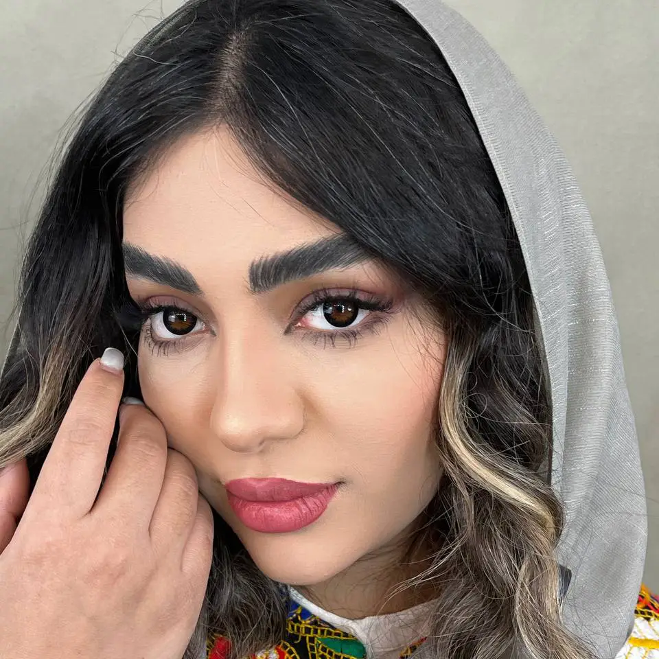 لنز برای چشم قهوه‌ ای